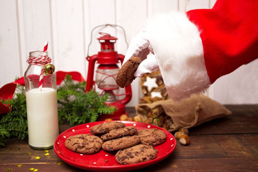 Santa Claus nimmt Milch und Kekse